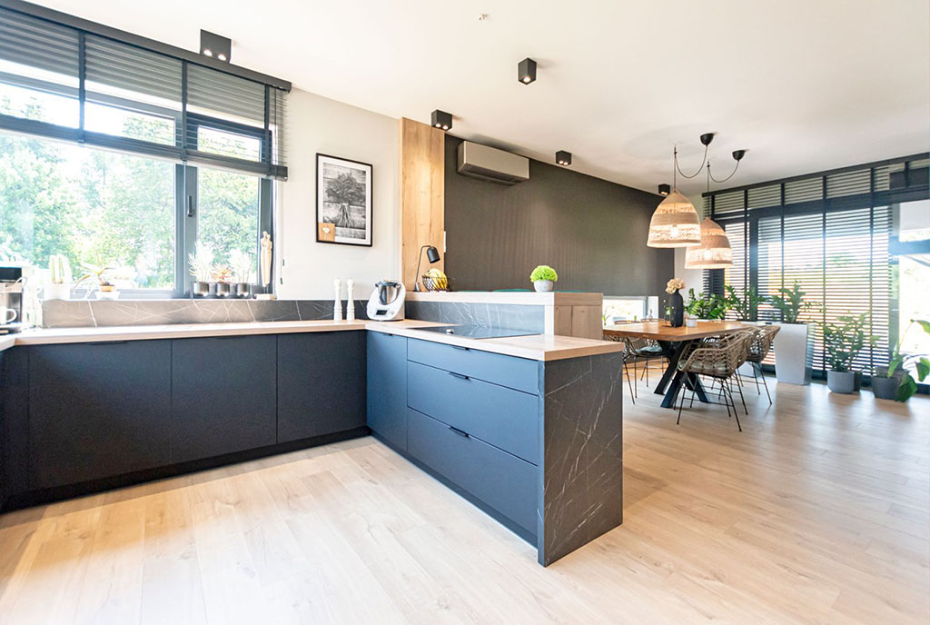 fragment zabudowanej kuchni w luksusowej willi na sprzedaż Elbląg okolice