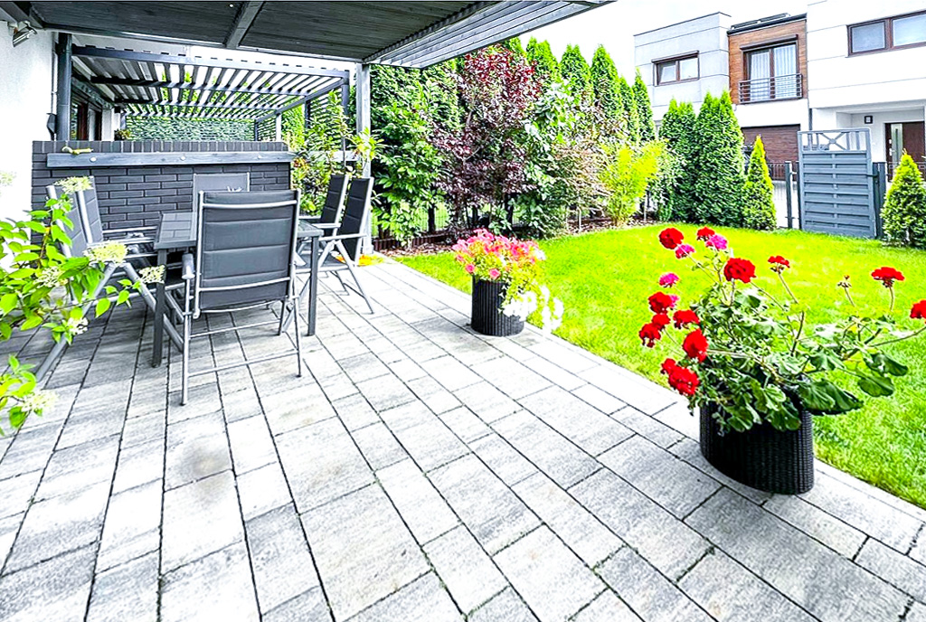 słoneczny taras przy ekskluzywnej willi na sprzedaż Kalisz (okolice)