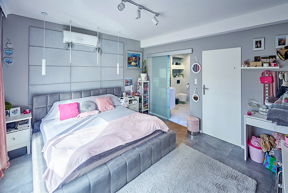 fragment sypialni w ekskluzywnej willi na sprzedaż Warszawa (okolice)