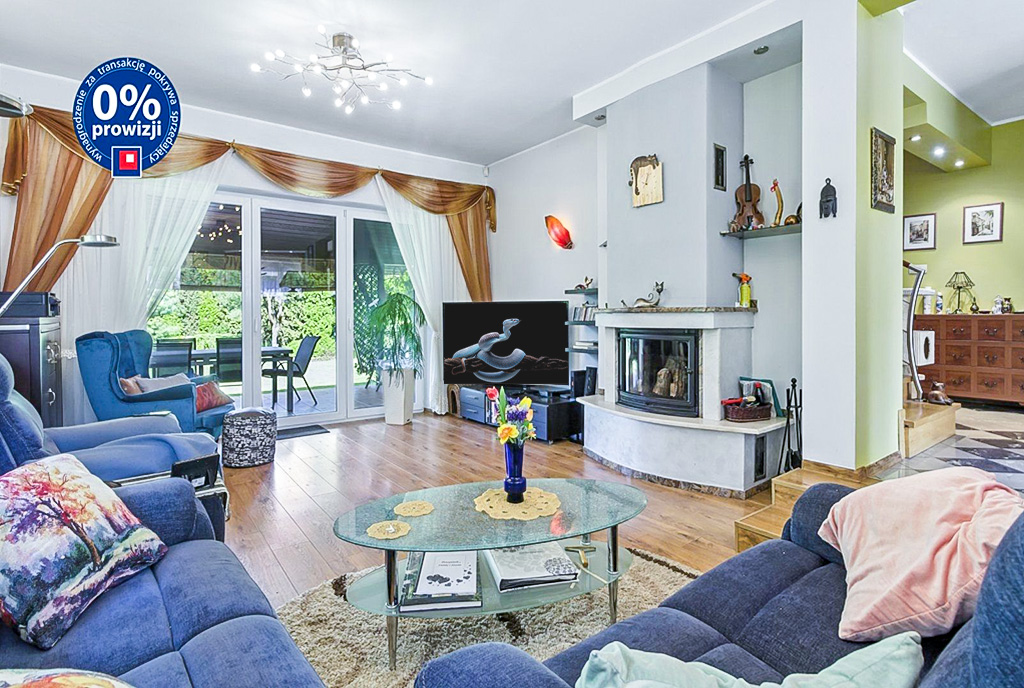 malowniczy salon z kominkiem w luksusowej willi na sprzedaż Warszawa (okolice)