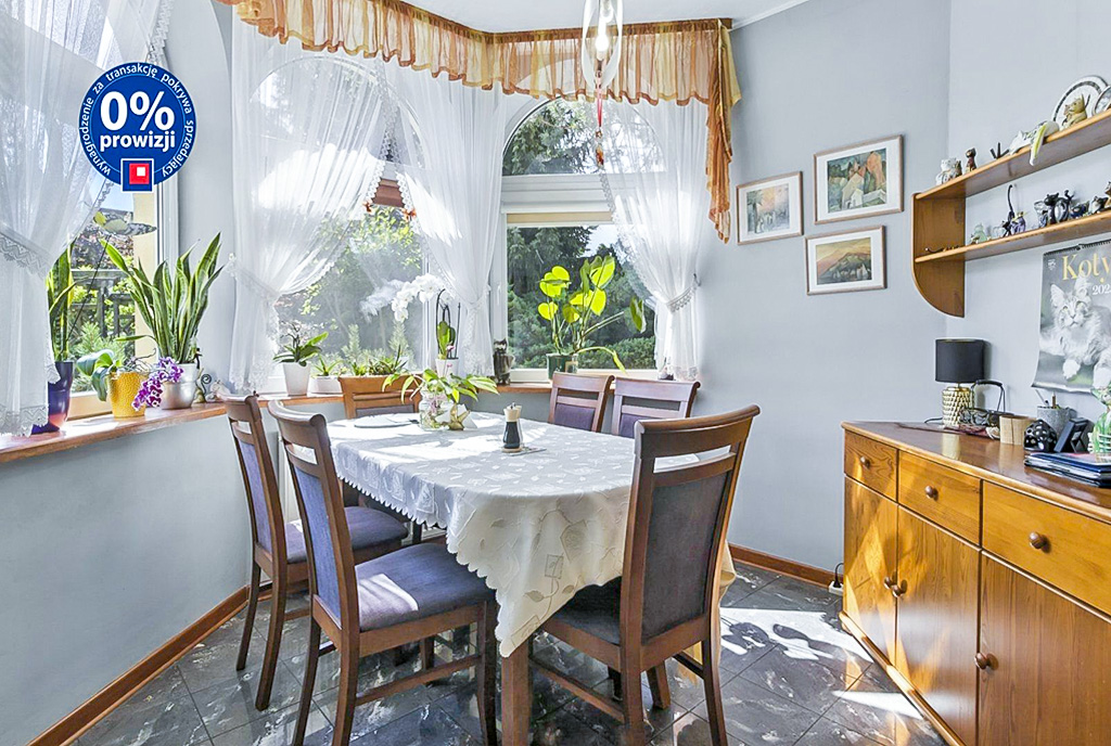 zbliżenie na jadalnię w ekskluzywnej willi na sprzedaż Warszawa (okolice)