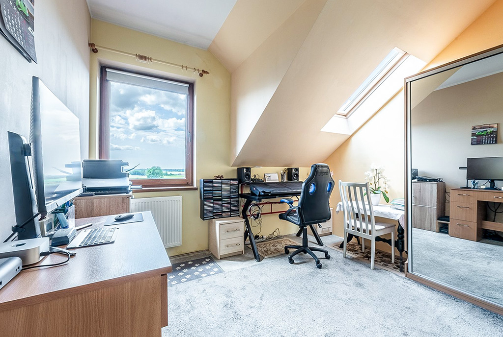 na zdjęciu pokój w ekskluzywnej willi na sprzedaż Gdynia (okolice)