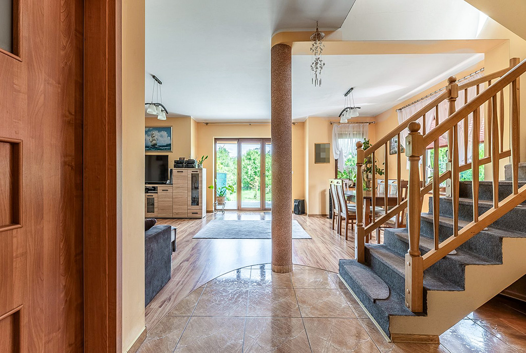 przestronne wnętrze luksusowej willi na sprzedaż Gdynia (okolice)