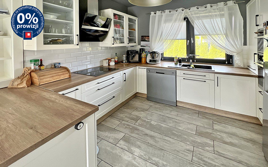 na zdjęciu kuchnia w luksusowej willi na sprzedaż Wałbrzych (okolice)