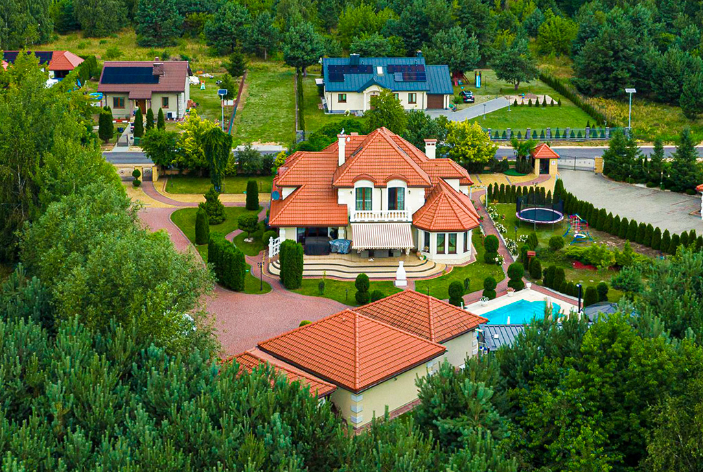 atrakcyjna okolica, w której znajduje się oferowana do sprzedazy luksusowa willa Warszawa okolice