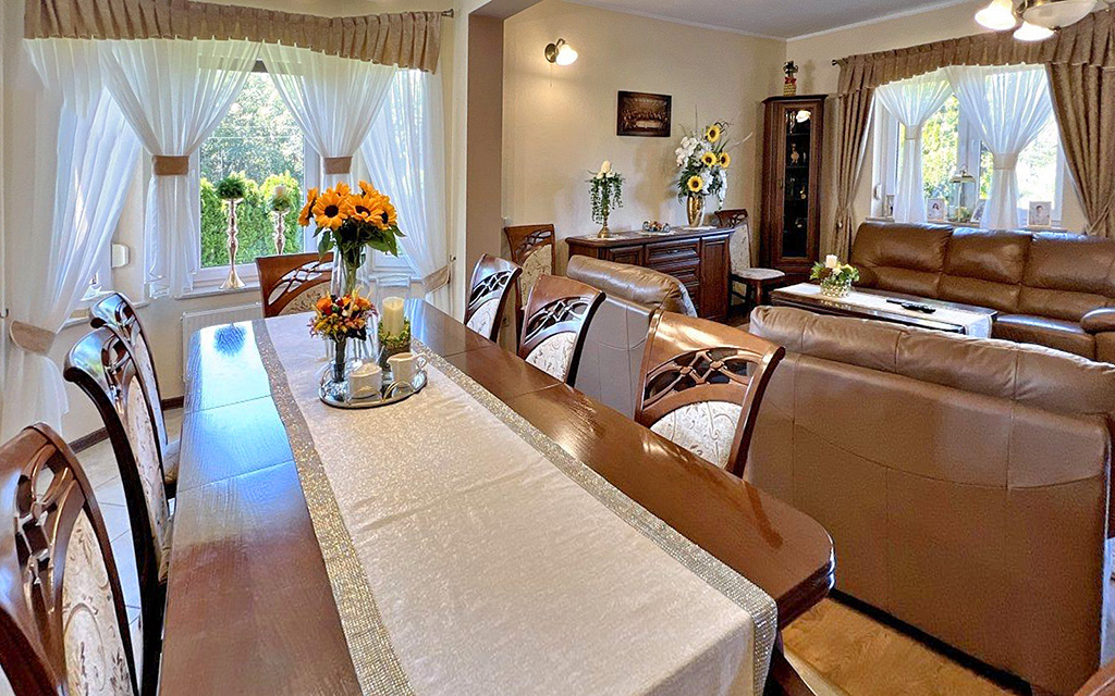 na pierwszym planie jadalnia w ekskluzywnej willi na sprzedaż Wrocław (okolice)