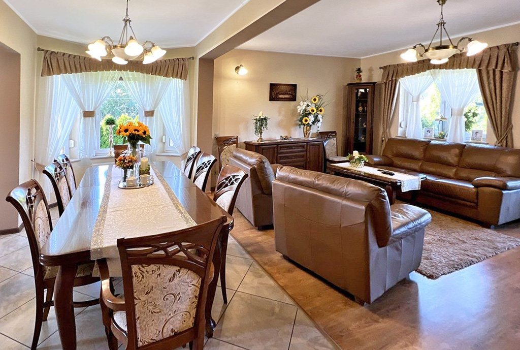 fragment salonu w luksusowej willi na sprzedaż Wrocław (okolice)