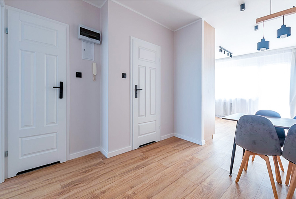przestronny korytarz w luksusowym apartamencie na sprzedaż Elbląg