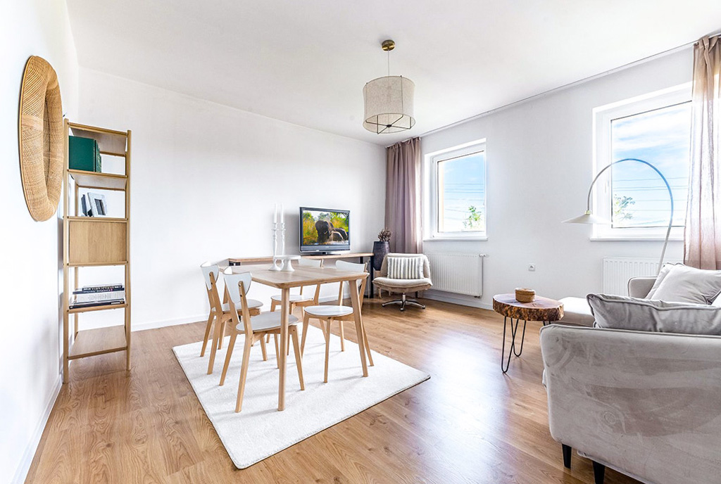 słoneczny pokój dzienny w ekskluzywnym apartamencie do sprzedaży Gdynia okolice