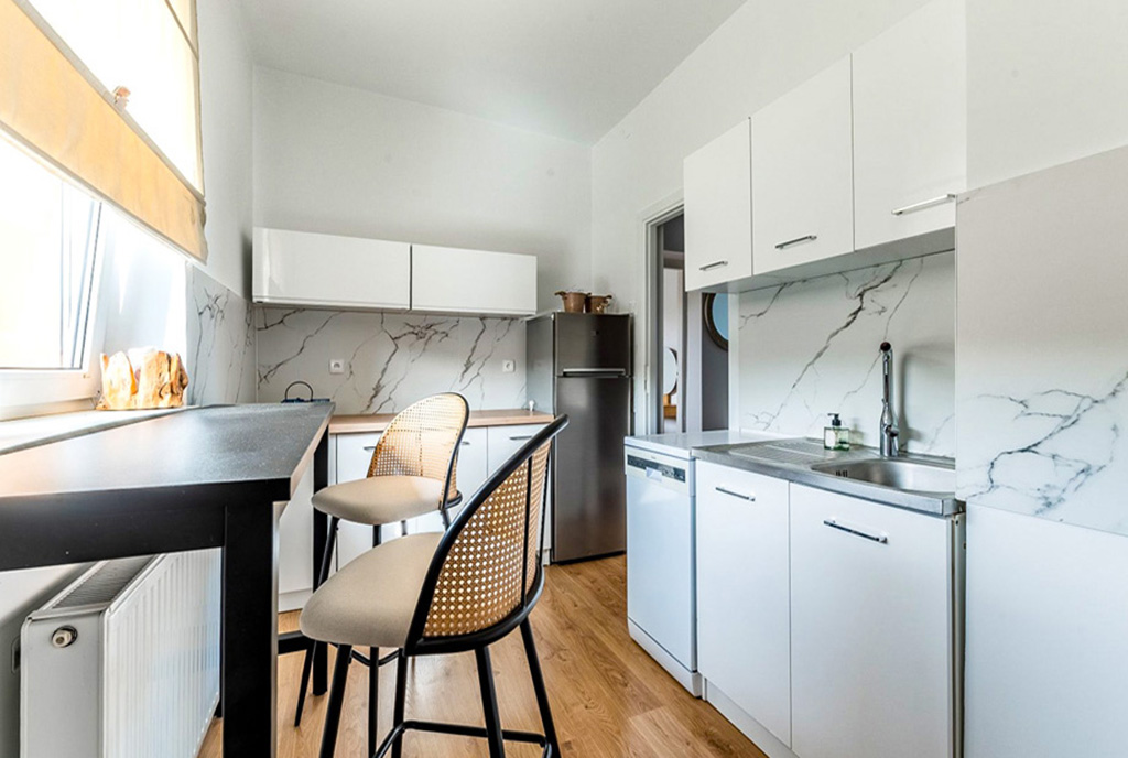 zaprojektowana na biało kuchnia w luksusowym apartamencie na sprzedaż Gdynia okolice