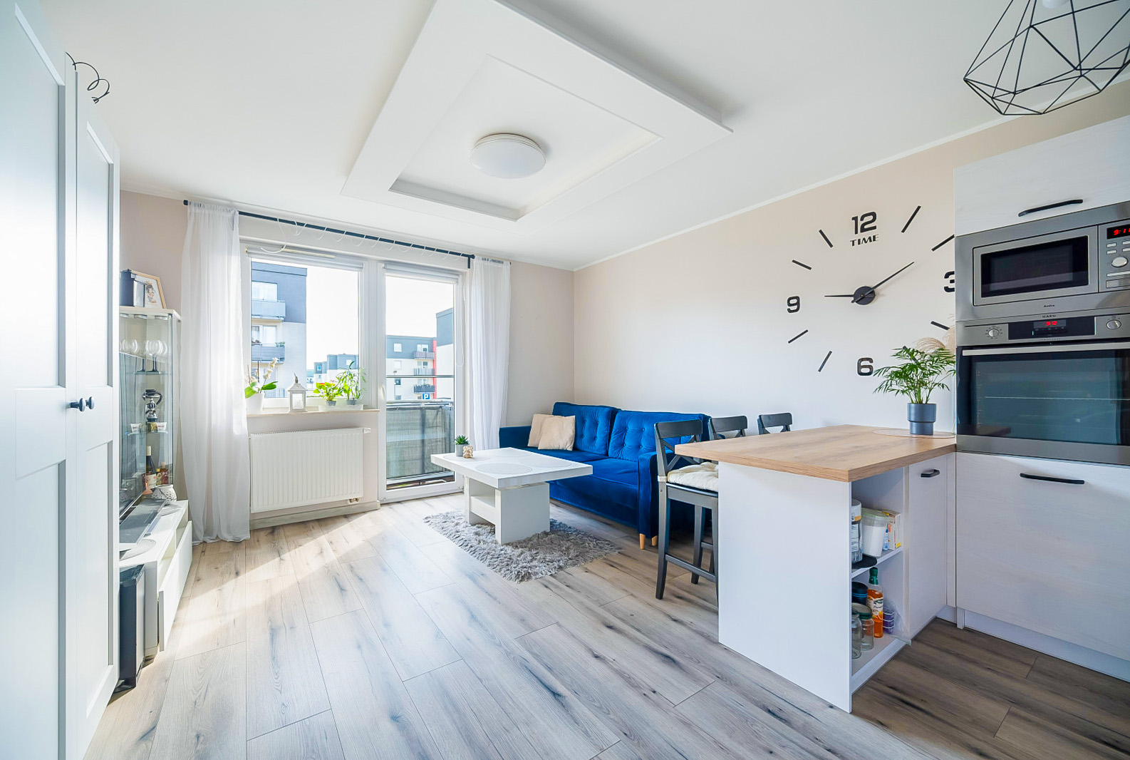 imponujący salon w ekskluzywnym apartamencie do sprzedaży Gdynia okolice