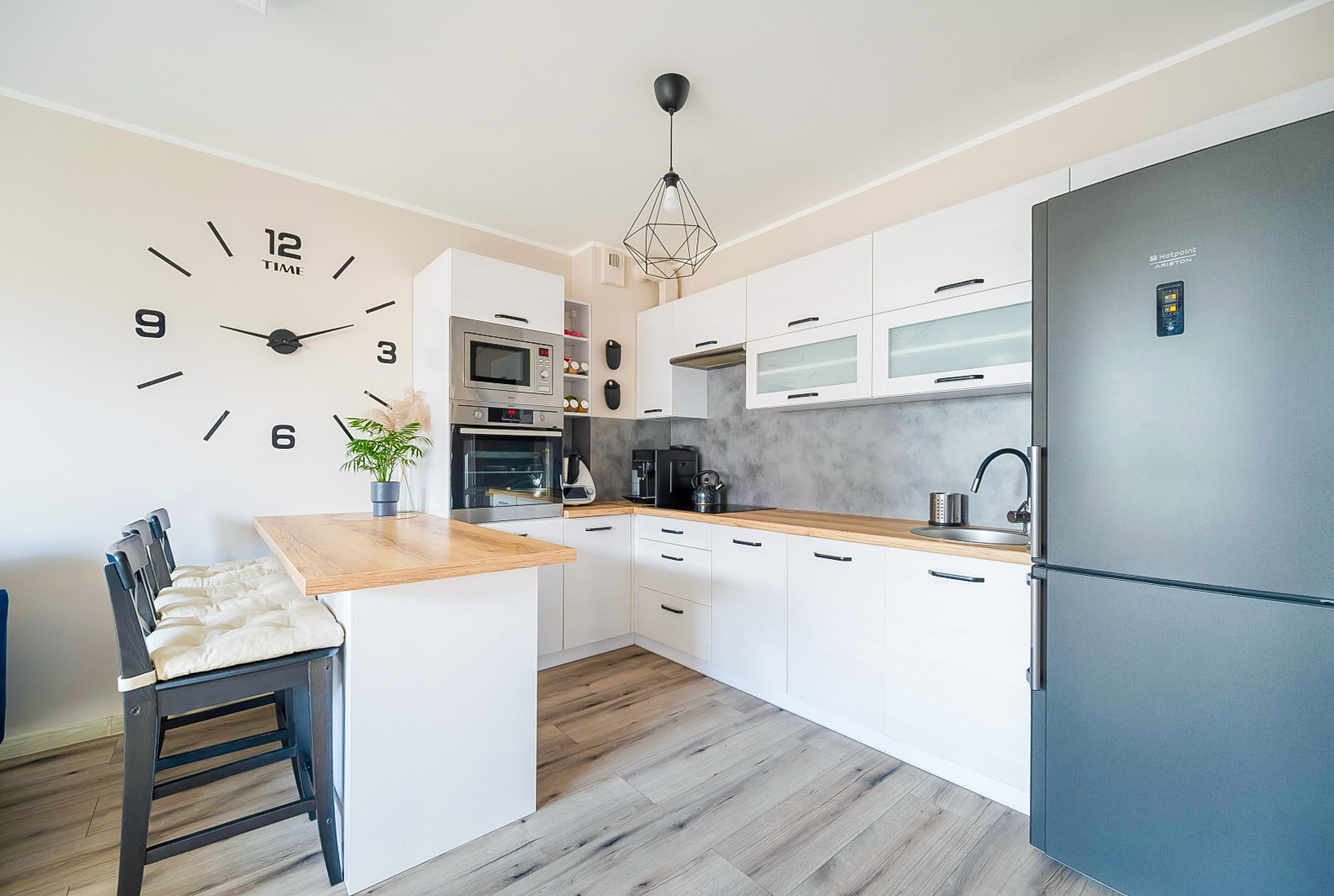 zabudowana kuchnia w luksusowym apartamencie na sprzedaż Gdynia okolice