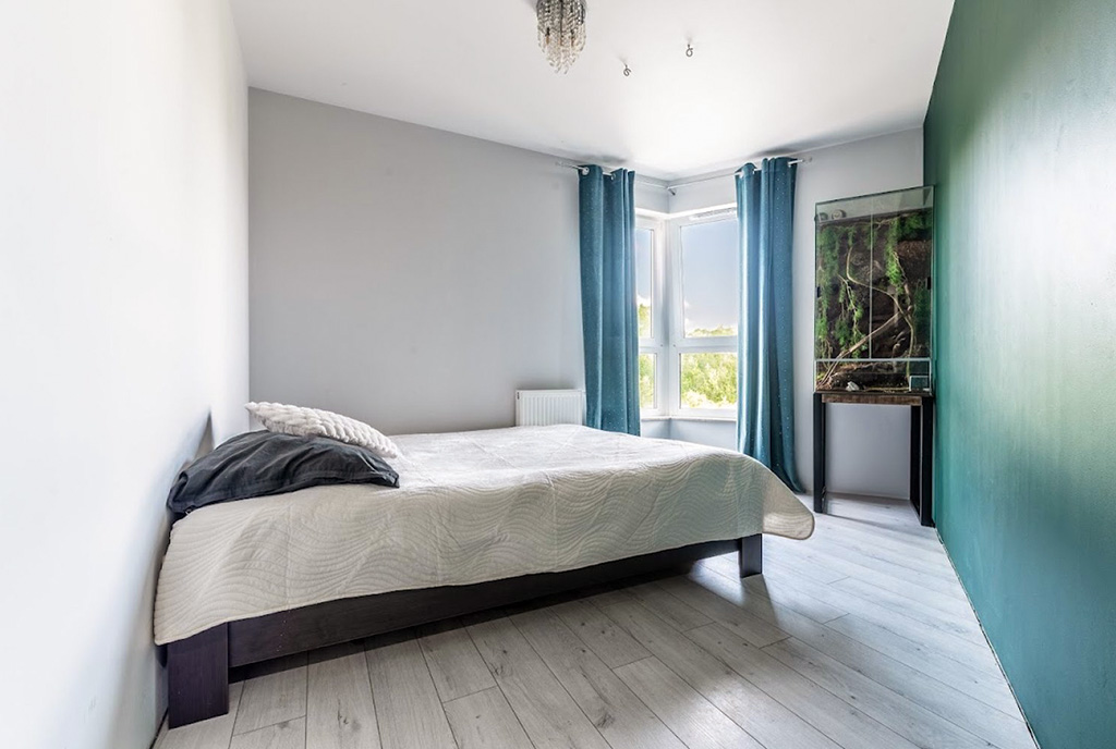 zbliżenie na sypialnię w ekskluzywnym apartamencie na sprzedaż Gdynia okolice
