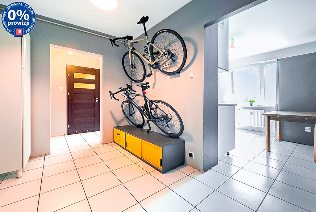 praktyczny przedpokój z rowerami w ekskluzywnym apartamencie na sprzedaż Katowice okolice