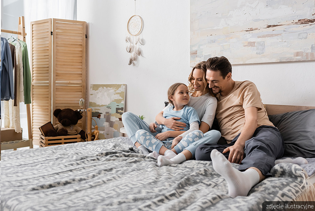 szczęśliwa rodzina we wnętrzu luksusowego apartamentu na sprzedaż Kłodzko (okolice)