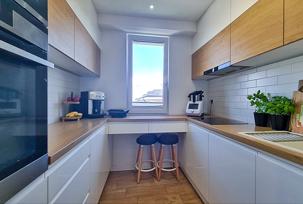 fragment kuchni w ekskluzywnym apartamencie na sprzedaż Łódź (okolice)