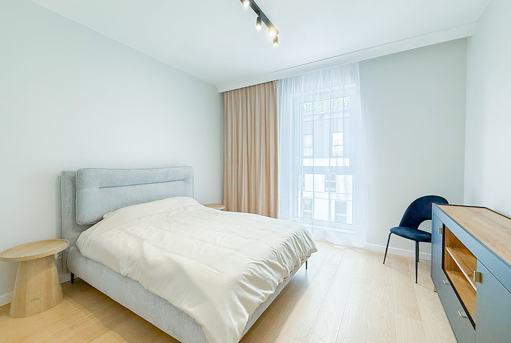 komfortowa sypialnia w ekskluzywnym apartamencie na sprzedaż Mazury