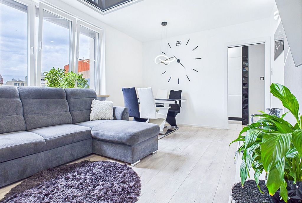 na zdjęciu pokój dzienny w luksusowym apartamencie na sprzedaż Zielona Góra (okolice)