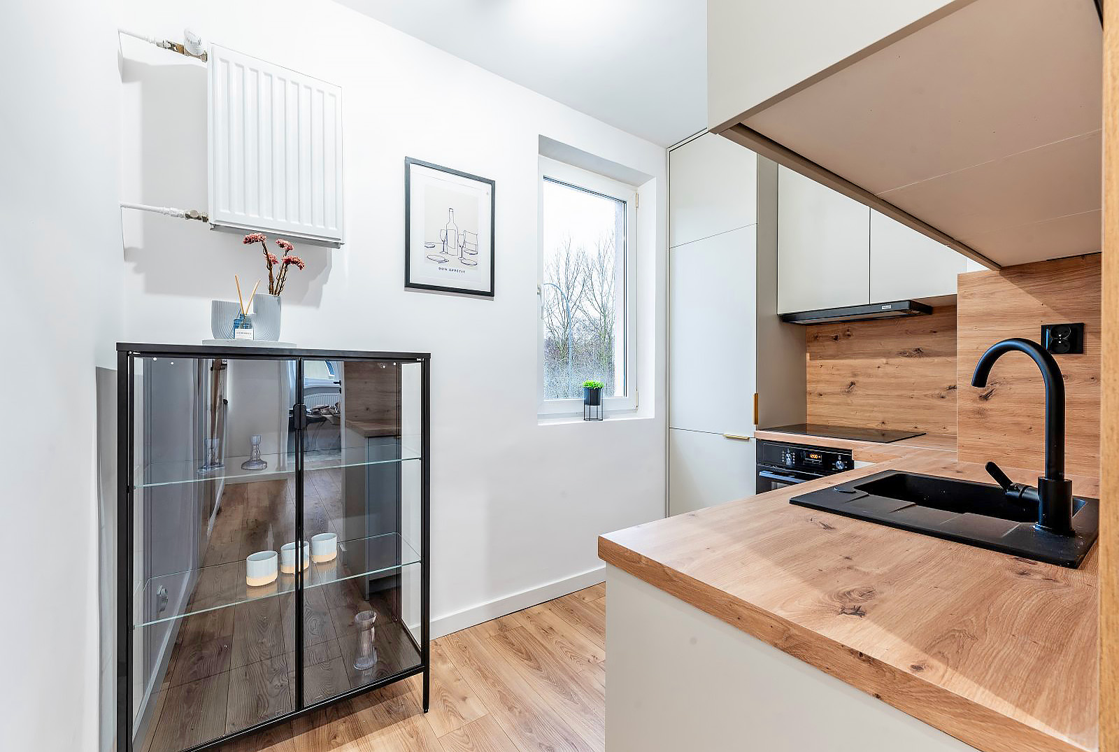 zbliżenie na kuchnię w luksusowym apartamencie na sprzedaż nad morzem