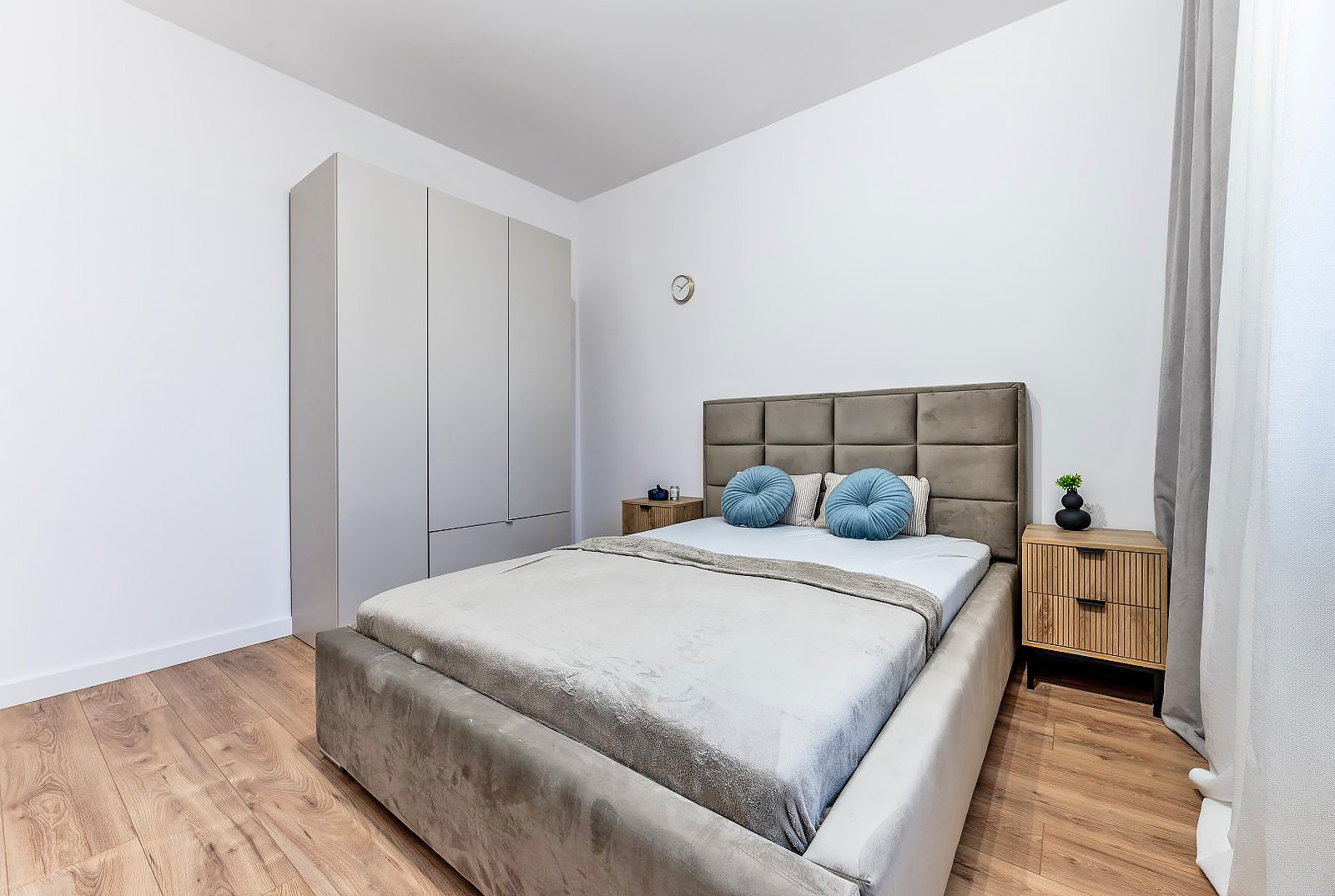 kameralna sypialnia w ekskluzywnym apartamencie na wynajem nad morzem