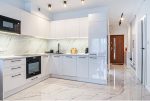 zaprojektowana w bieli kuchnia w luksusowym apartamencie do wynajmu Bolesławiec