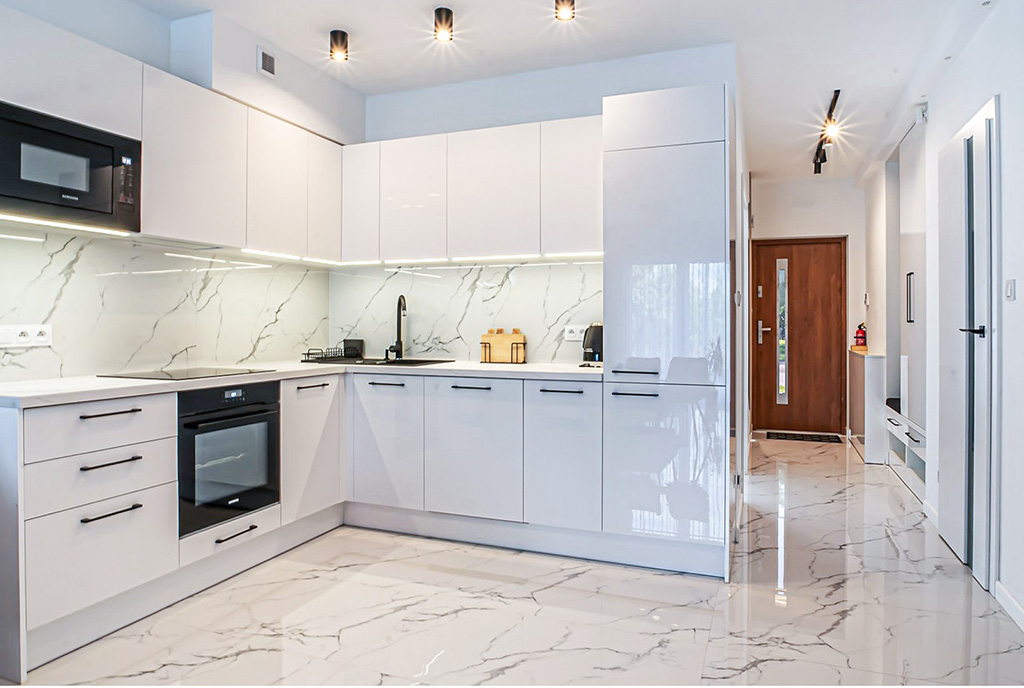 zaprojektowana w bieli kuchnia w luksusowym apartamencie do wynajmu Bolesławiec