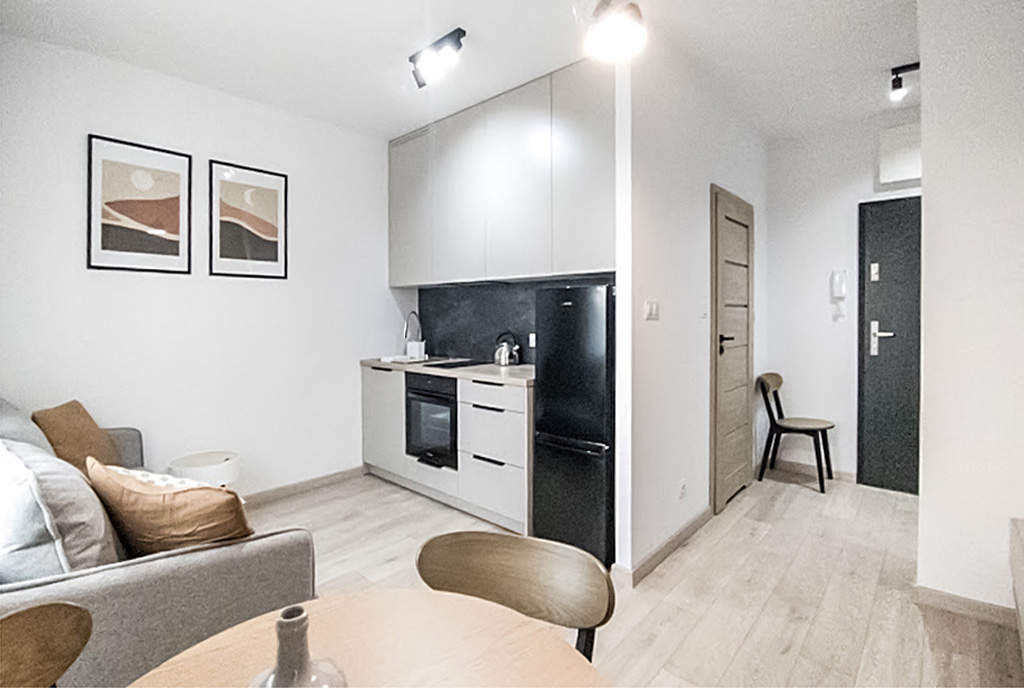 n zdjęciu aneks kuchanny oraz salon w ekskluzywnym apartamencie do wynajęcia Legnica