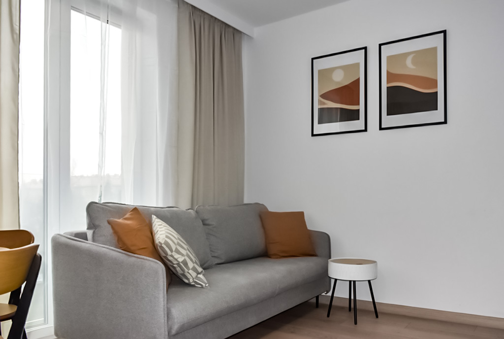 przeciwległa ściana w pokoju dziennym w ekskluzywnym apartamencie na wynajem Legnica