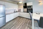 zabudowana kuchnia w luksusowym apartamencie do wynajmu Szczecin