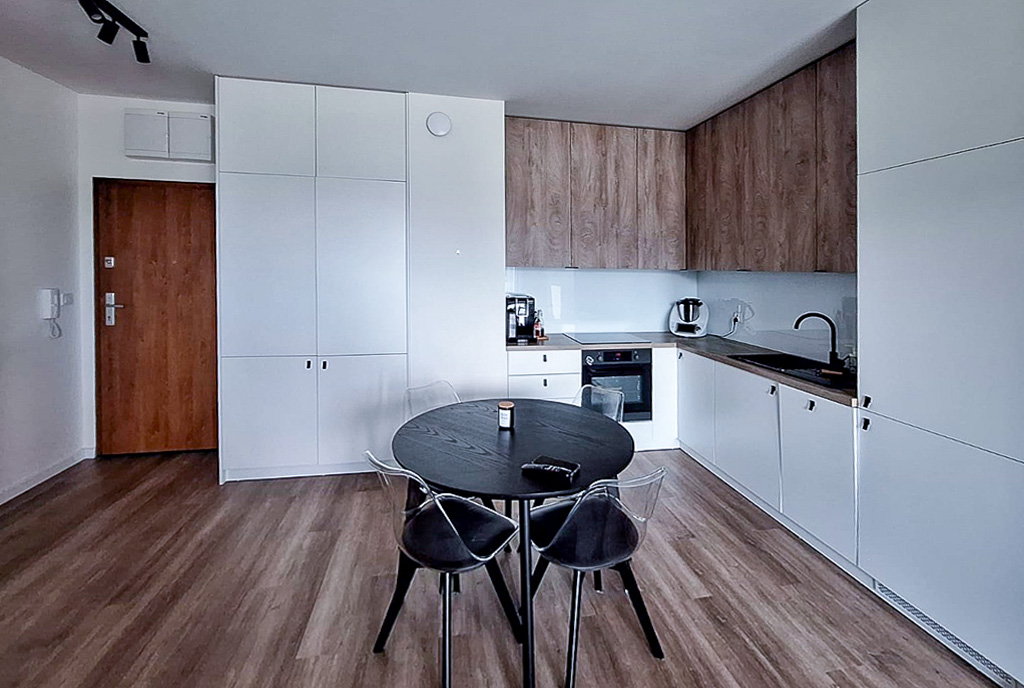 widok na kuchnie i jadalnię w ekskluzywnym apartamencie na wynajem Wałbrzych (okolice)