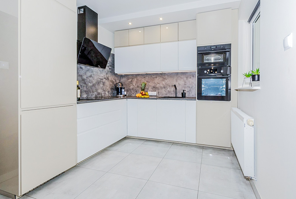 zaprojektowana w bieli kuchnia w luksusowym apartamencie na sprzedaż Bielsko-Biała okolice
