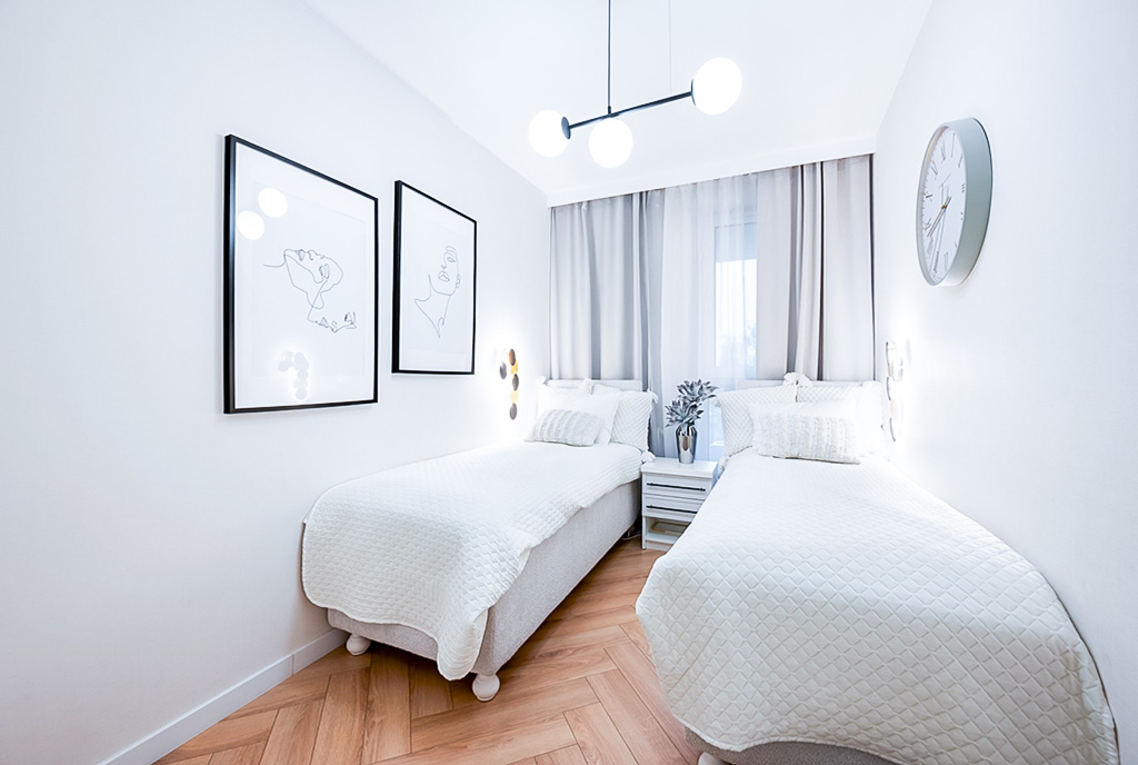 zbliżenie na sypialnię w ekskluzywnym apartamencie na sprzedaż Gdańsk