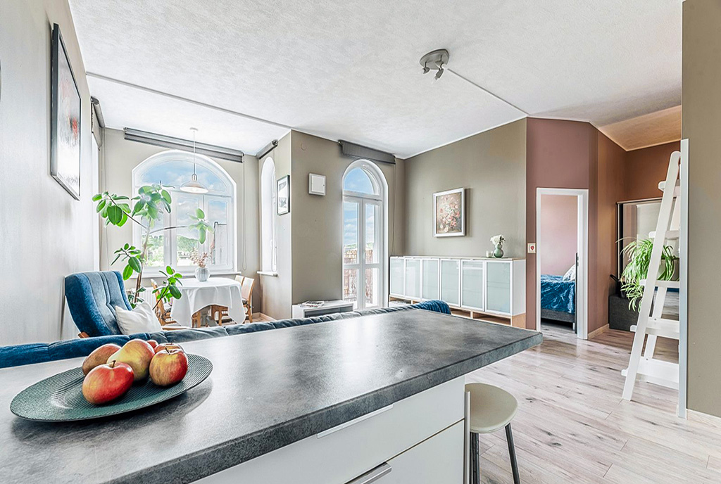 słoneczny salon w ekskluzywnym apartamencie do sprzedaży Gdynia okolice