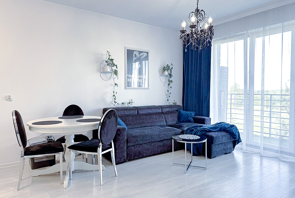 zbliżenie na fragment pokoju gościnnego w luksusowym apartamencie na sprzedaż Gdynia (okolice)