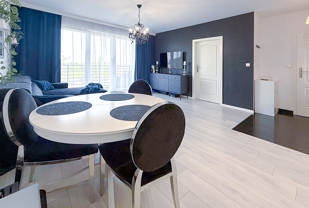 na pierwszym planie jadalnia w ekskluzywnym apartamencie na sprzedaż Gdynia (okolice)