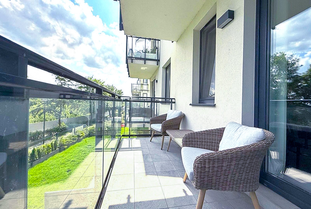 imponujący balkon przy ekskluzywnym apartamencie na sprzedaż Gdynia (okolice)