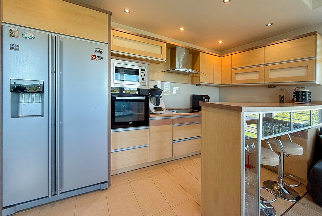 imponująca kuchnia w luksusowym apartamencie na sprzedaż Gdynia okolice