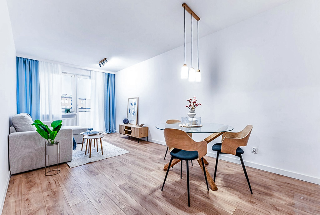 elegancki pokój dzienny w ekskluzywnym apartamencie do sprzedaży nad morzem