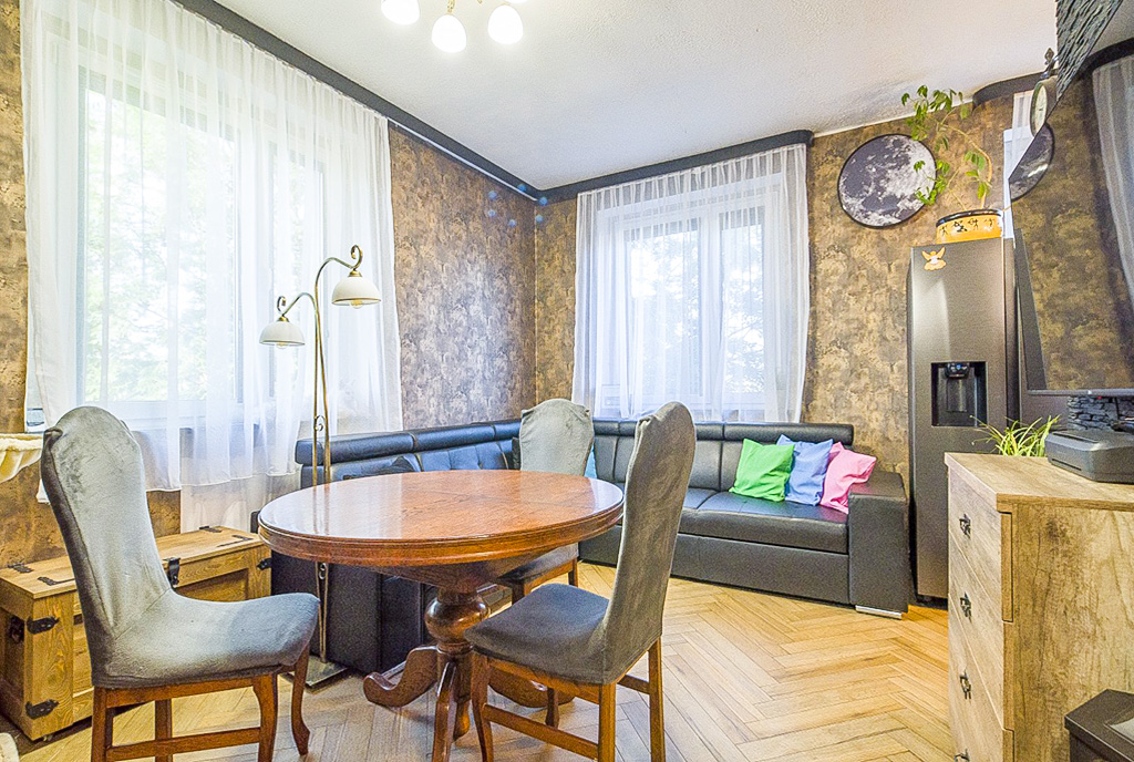 na zdjęciu pokój gościnny w luksusowym apartamencie na sprzedaż Katowice (okolice)