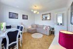 na zdjęciu pokój dzienny w luksusowym apartamencie na sprzedaż Legnica (okolice)