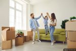 radsna para z dzieckiem we wnętrzu ekskluzywnego apartamentu na sprzedaż Lublin