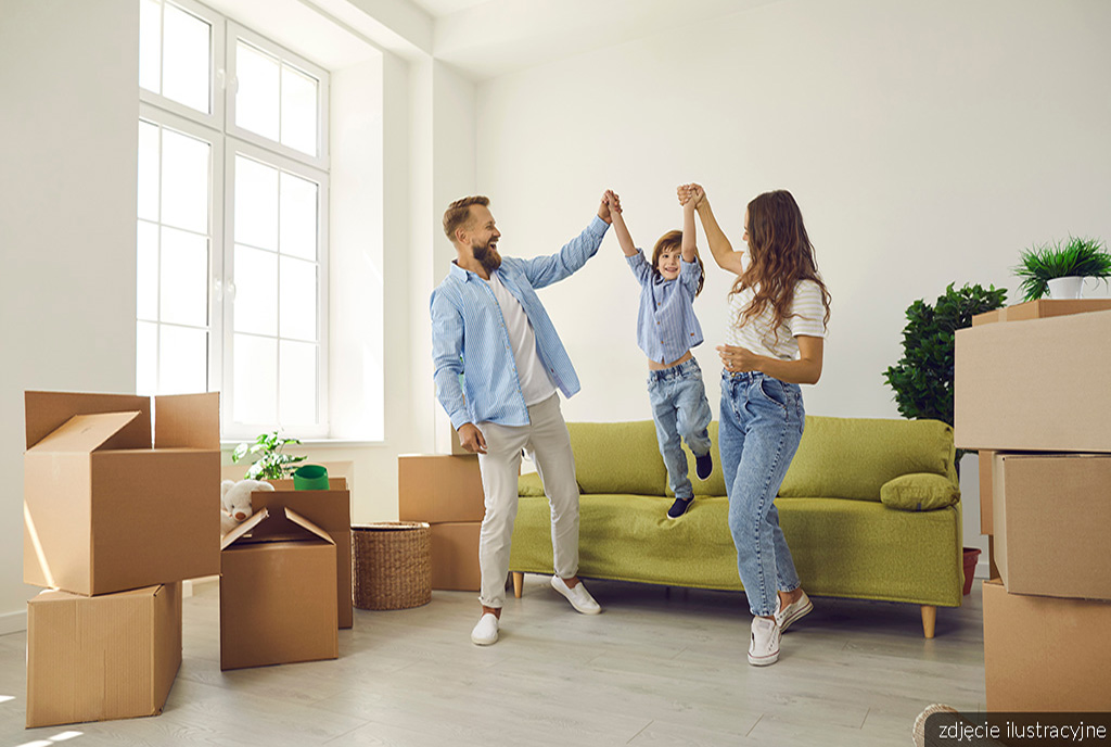radsna para z dzieckiem we wnętrzu ekskluzywnego apartamentu na sprzedaż Lublin