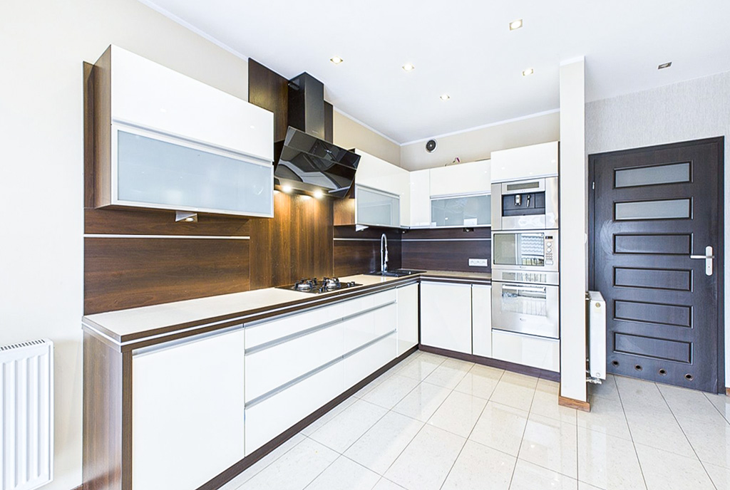 widok na kuchnię w luksusowym apartamencie na sprzedaż Poznań okolice