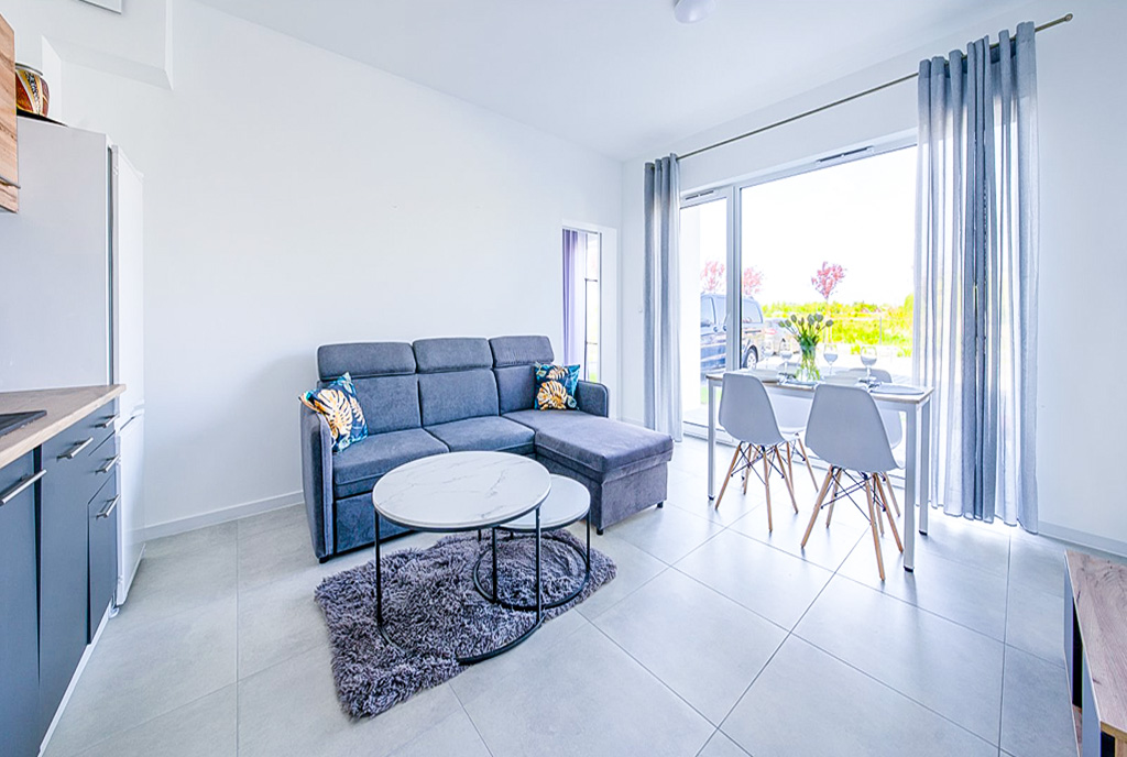 zbliżenie na pokój dzienny w luksusowym apartamencie na sprzedaż nad morzem