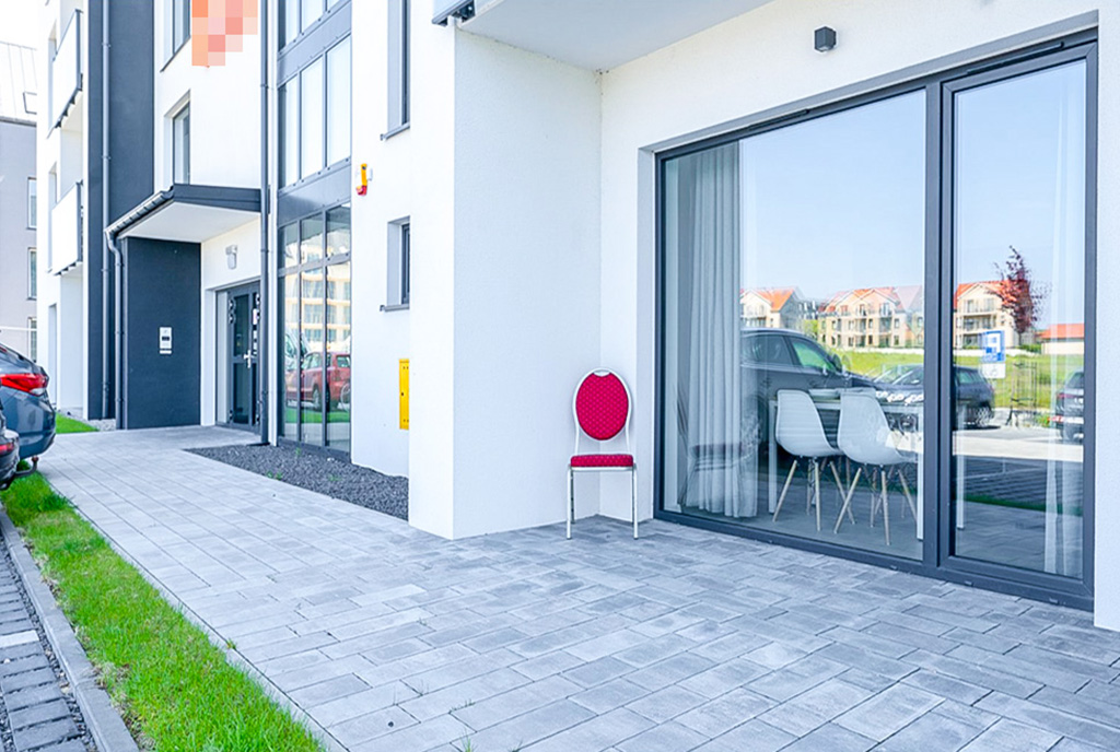 widok na taras przy ekskluzywnym apartamencie na sprzedaż nad morzem