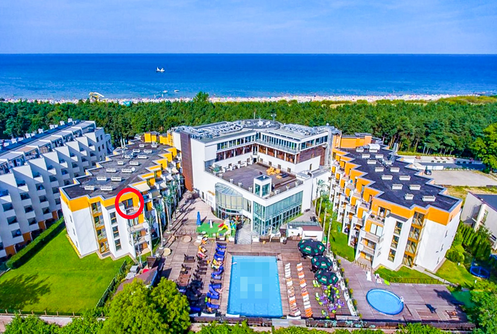 nadmorska okolica, gdzie znajduje się ekskluzywny apartament na sprzedaż nad morzem