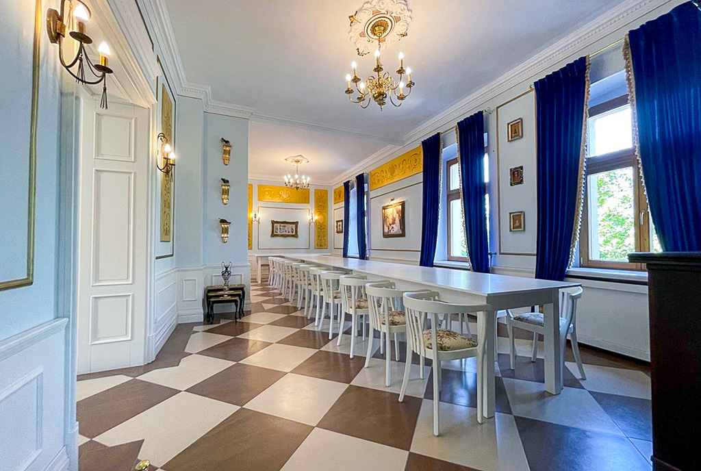 na zdjęciu sala restauracyjna ekskluzywnego pałacu na sprzedaż dolnośląskie