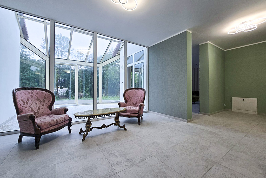 na zdjęciu przepiękny ogród zimowy oraz pokój dzienny w luksusowej willi na sprzedaż Bielsko-Biała