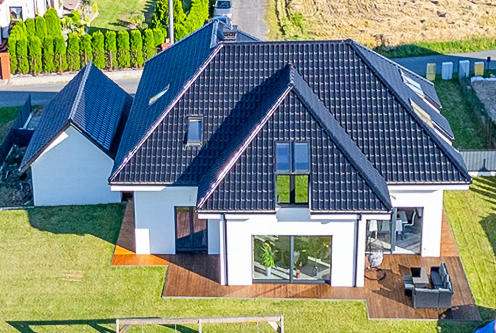 okazała bryła ekskluzywnej willi na sprzedaz Leszno (okolice)