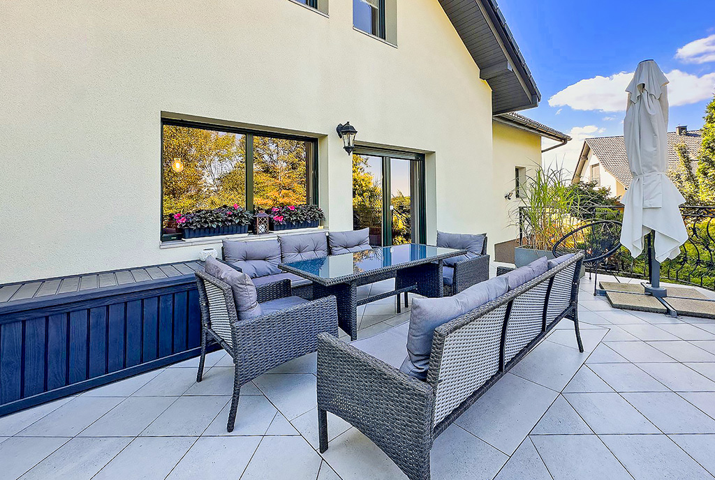 imponujący taras przy ekskluzywnej willi na sprzedaż Bielsko-Biała okolice